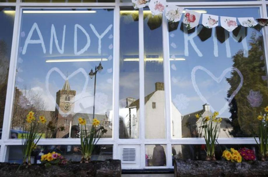 La cattedrale riflessa in un negozio di Dunblane, in Scozia, dove il tennista Andy Murray ha sposato la 27enne coetanea Kim Sears. ACTION IMAGES
